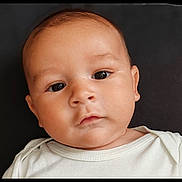 Milo a rejoint le concours — aidez-le/la à gagner de superbes lots ! baby, babywear, background, child, closeup, clothing, cute, dark_background, expression, eyes, face, head, infant, laying, newborn, person, portrait, skin, white, young