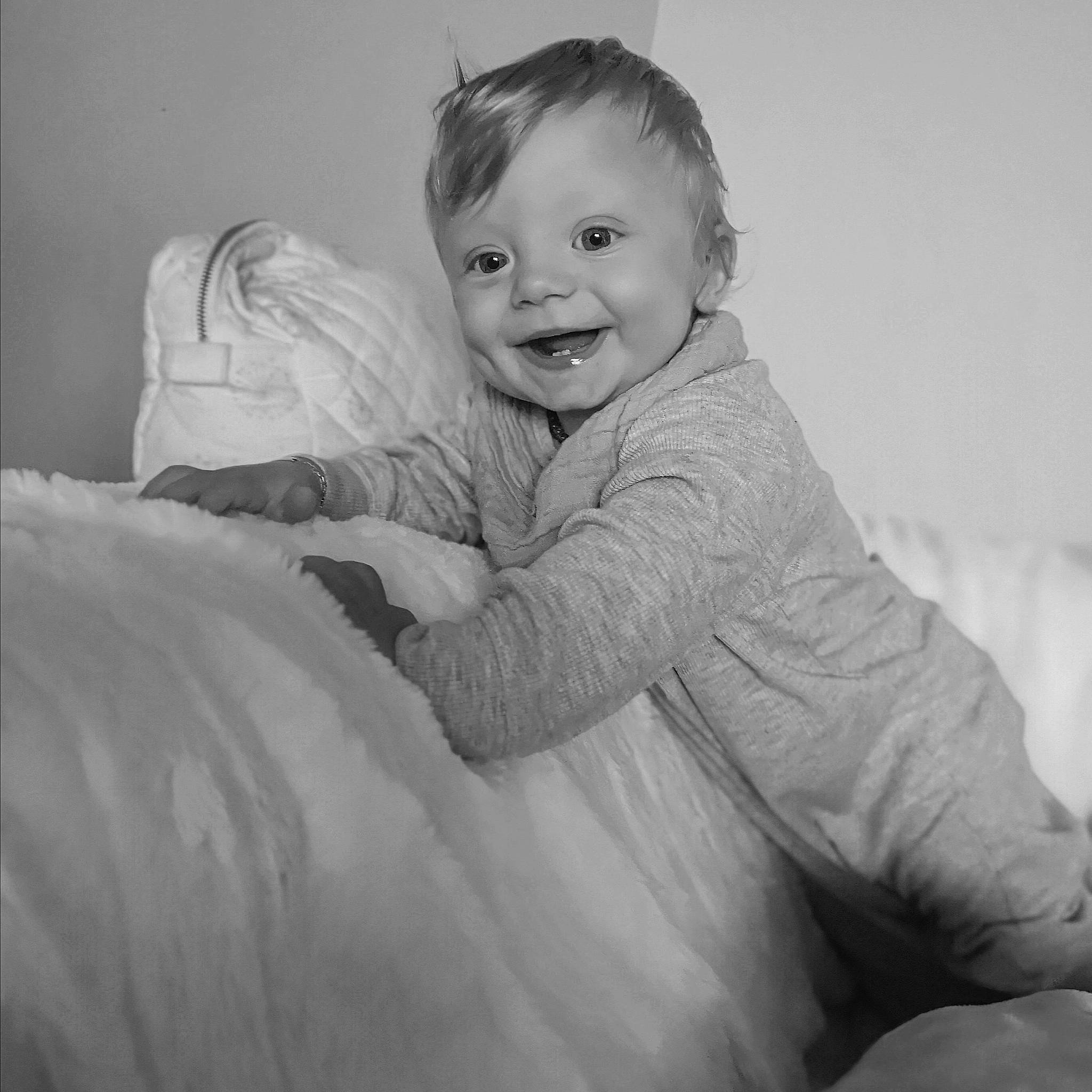 Nolan a rejoint le concours — aidez-le/la à gagner de superbes lots ! arm, baby, black_and_white, comfort, finger, flash_photography, gesture, hair, hand, happy, human_body, iris, monochrome, monochrome_photography, nose, person, sleeve, smile, style, t_shirt