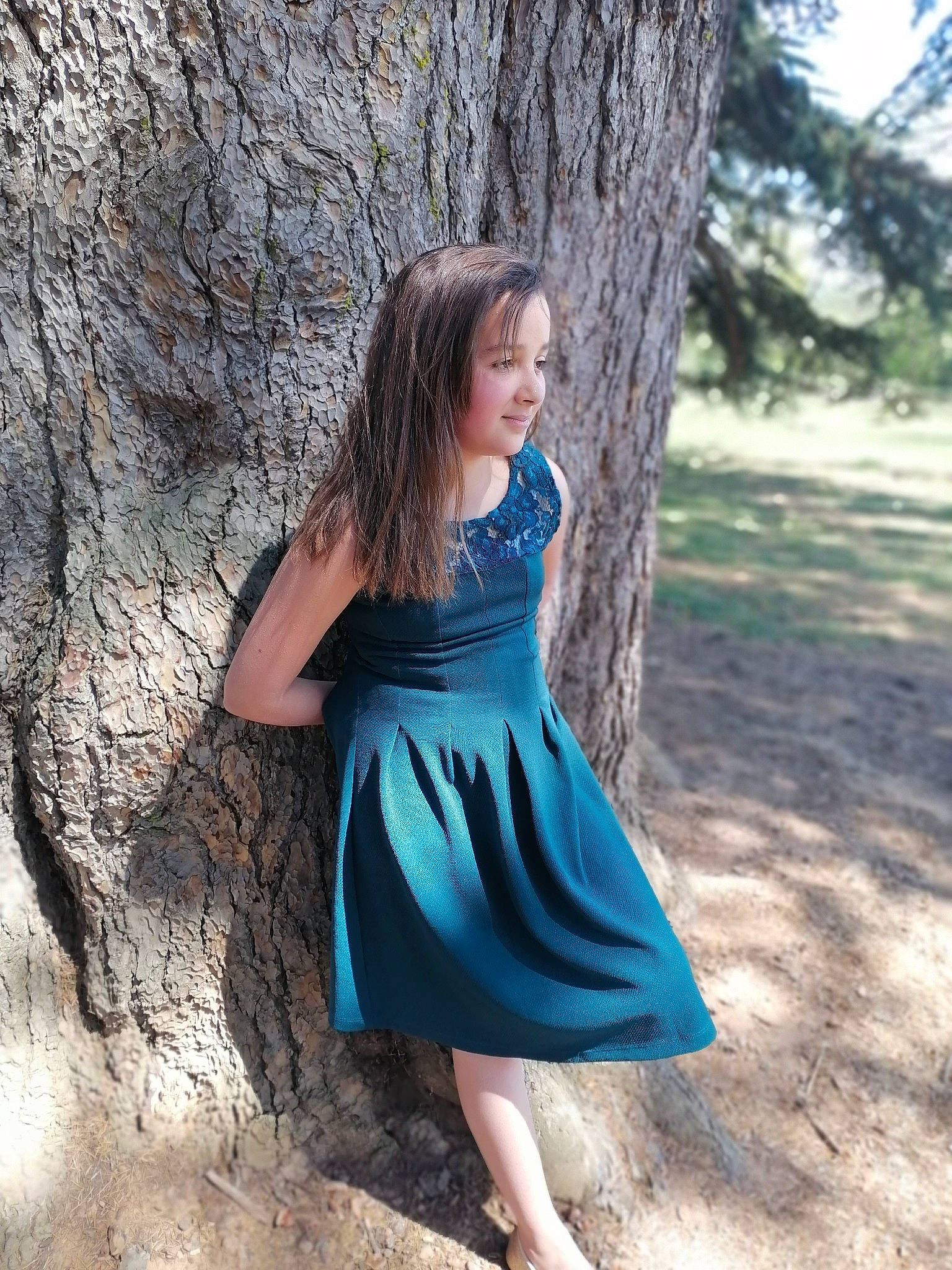 Lina a rejoint le concours — aidez-le/la à gagner de superbes lots ! azure, branch, day_dress, dress, eye, face, flash_photography, grass, joy, leg, one_piece_garment, people_in_nature, person, plant, shoulder, standing, street_fashion, tree, trunk, waist