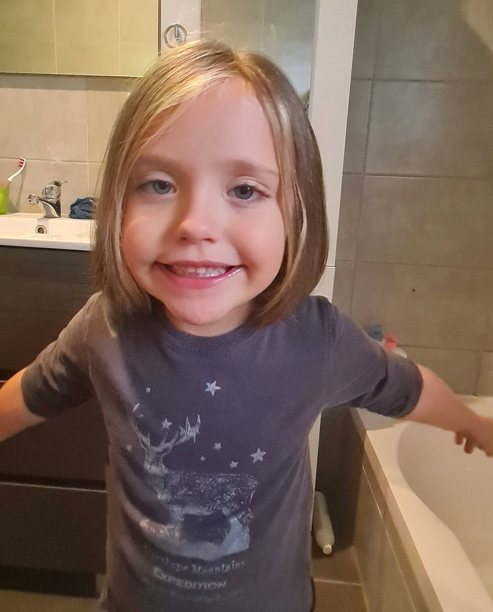 Lilou participe au concours pour gagner de l'argent avec cette photo : cheek, chin, eyebrow, eyelash, fun, happy, iris, jaw, joy, material_property, mouth, person, plumbing_fixture, shoulder, sink, skin, sleeve, smile, t_shirt, tap