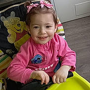 Klensy a rejoint le concours — aidez-le/la à gagner de superbes lots ! toddler, child, smiling, pink_jacket, hair_bows, high_chair, winnie_the_pooh, hairbrush, indoor, kitchen, floor, door, table, plastic_tray, furniture, person, cute, happy, young_child, playful