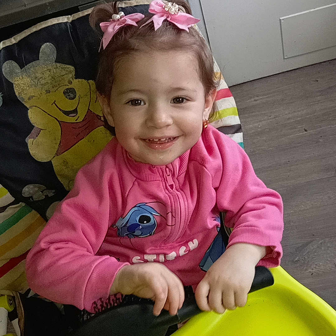 Klensy a rejoint le concours — aidez-le/la à gagner de superbes lots ! child, cute, door, floor, furniture, hair_bows, hairbrush, happy, high_chair, indoor, kitchen, person, pink_jacket, plastic_tray, playful, smiling, table, toddler, winnie_the_pooh, young_child