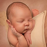 Malo a rejoint le concours — aidez-le/la à gagner de superbes lots ! baby, blanket, chubby_cheeks, closeup, cozy, ear, fingers, foot, hand_on_cheek, head, infant, newborn, peaceful, pillow, portrait, skin_texture, sleeping, soft_lighting, studio_photography, warm_tones