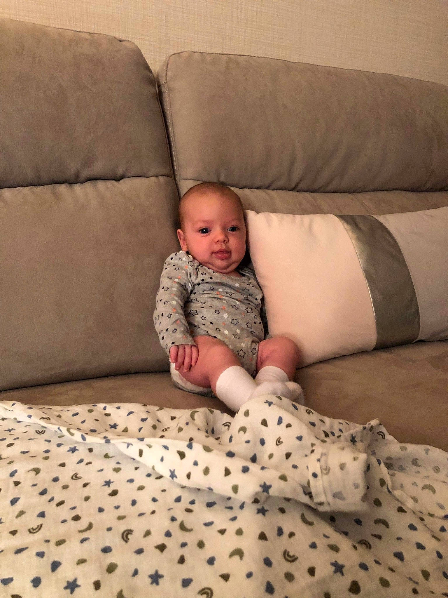 Loïs a rejoint le concours — aidez-le/la à gagner de superbes lots ! baby, baby_toddler_clothing, comfort, couch, floor, flooring, hardwood, human_leg, knee, linens, living_room, pattern, person, sitting, skin, sleeve, sofa_bed, studio_couch, textile, toddler