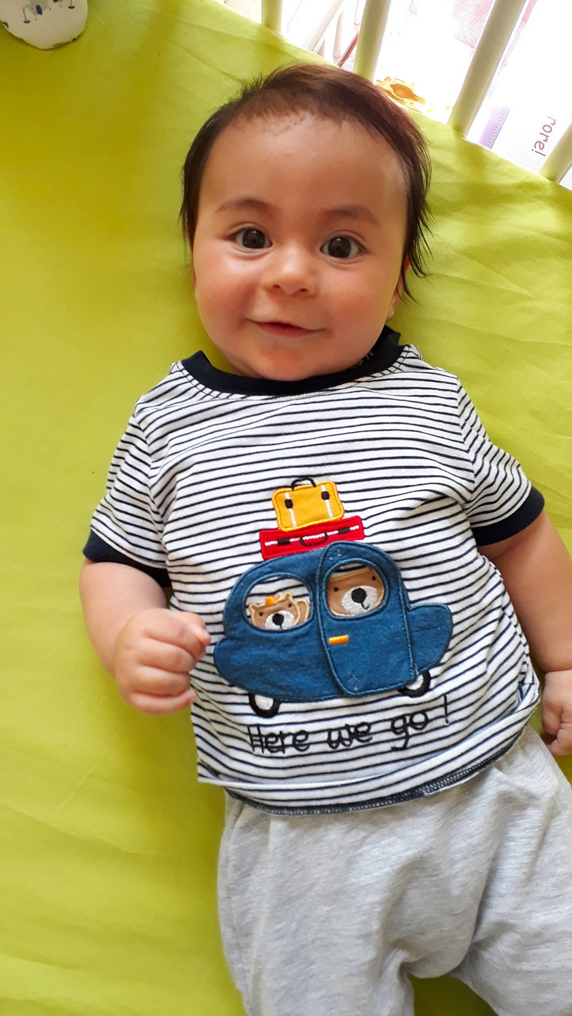 Raphaël a rejoint le concours — aidez-le/la à gagner de superbes lots ! baby, baby_toddler_clothing, bib, cheek, child, joy, nose, person, play, pocket, product, sleeve, t_shirt, toddler, yellow
