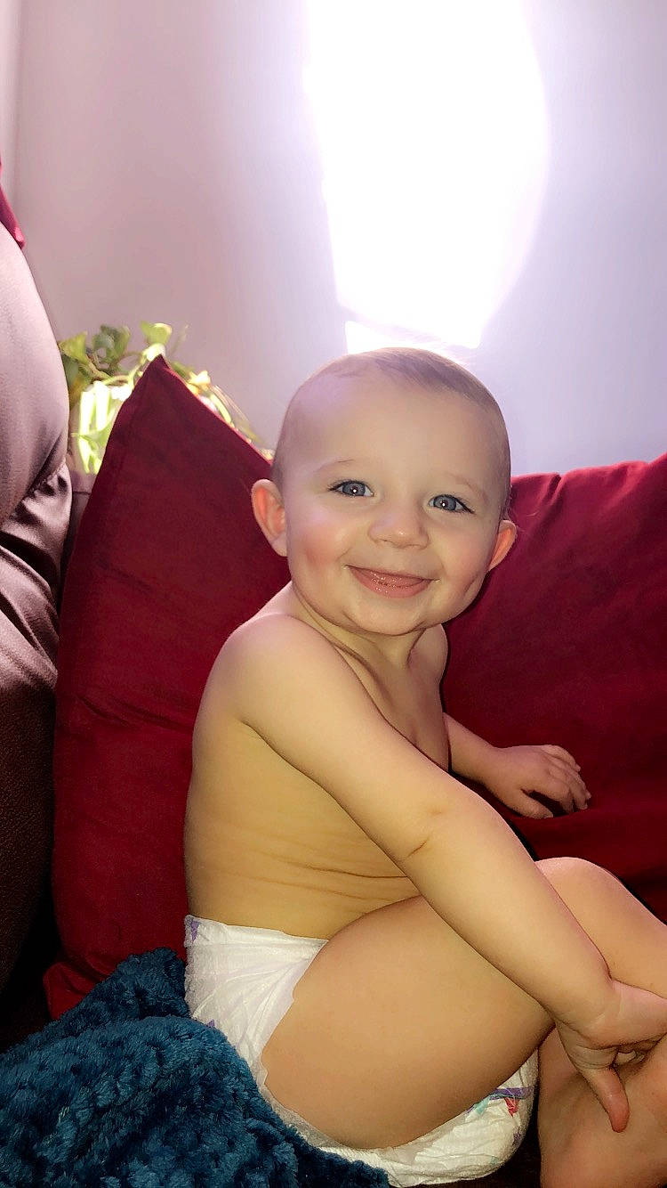 Byron is registered to the contest to win money with this photo: abdomen, arm, baby, beauty, child, face, finger, fun, hand, happy, head, human_body, joy, leg, mother, person, sitting, skin, smile, thigh