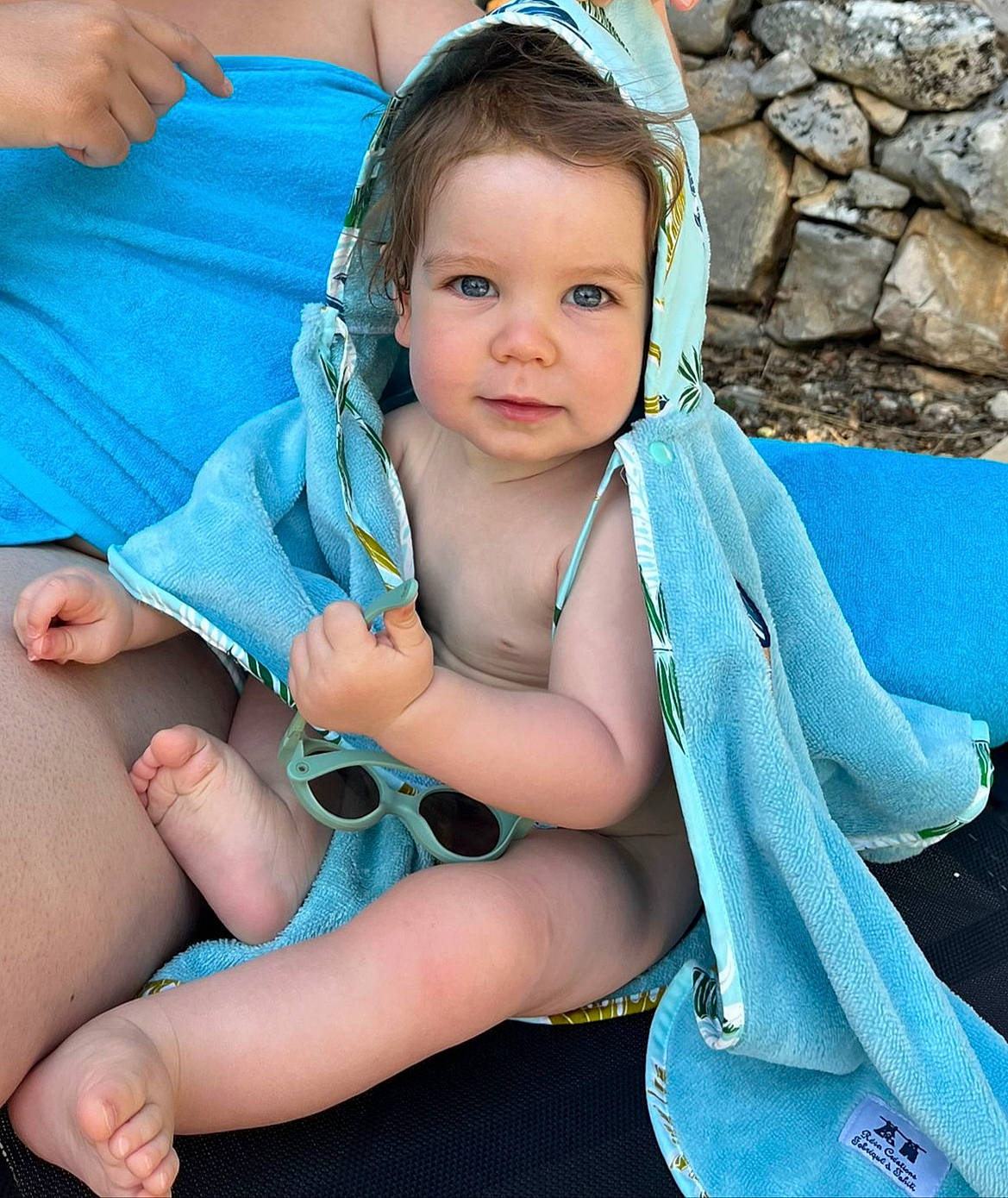Eliott participe au concours pour gagner de l'argent avec cette photo : azure, baby, baby_products, baby_toddler_clothing, blue, child, electric_blue, fashion_accessory, fun, grass, happy, jewellery, leisure, nail, people, person, sitting, skin, thigh, thumb