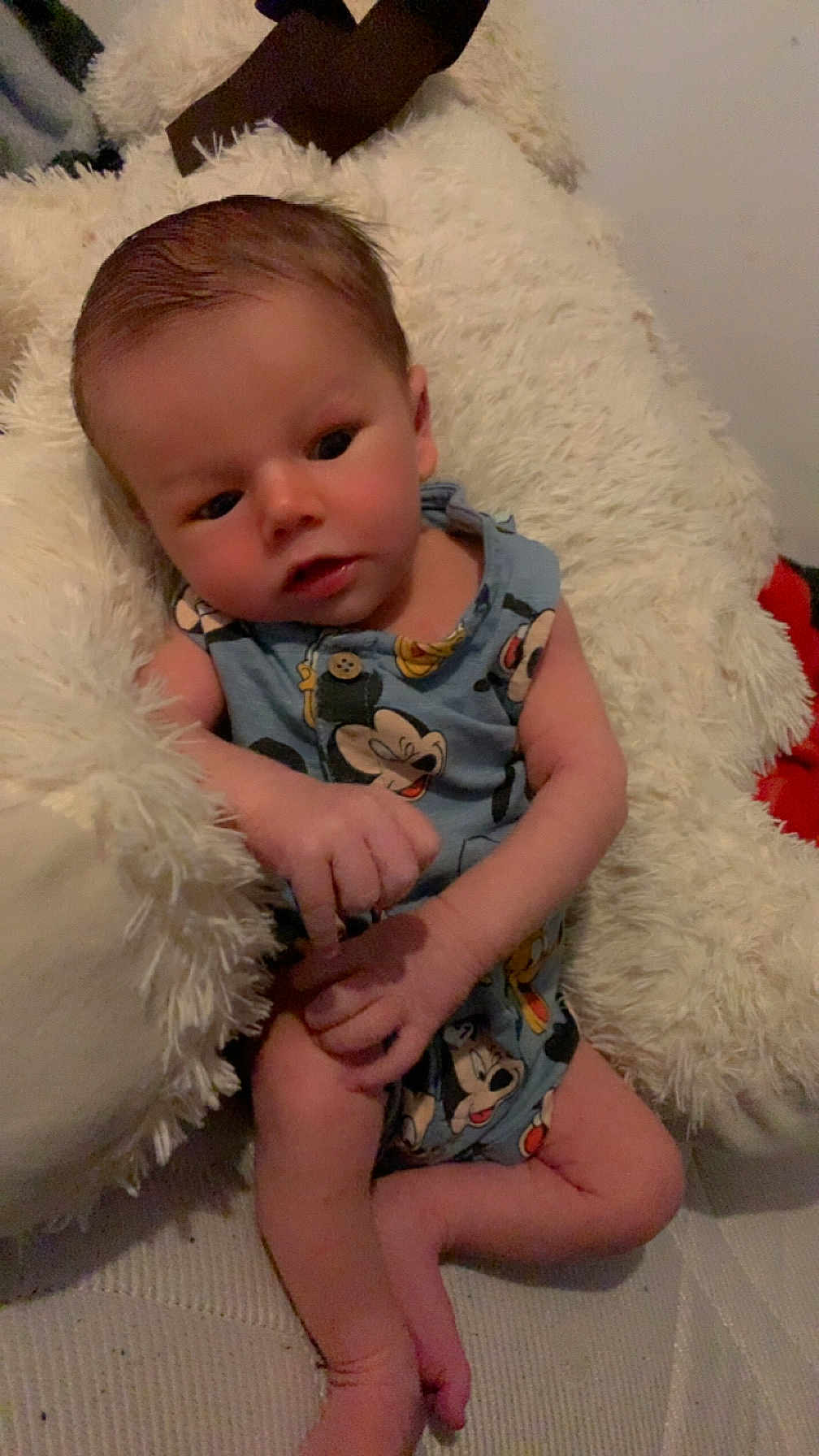 Aylan a rejoint le concours — aidez-le/la à gagner de superbes lots ! baby, infant, mickey_mouse, blue_clothing, fluffy_pillow, couch, cute, child, portrait, indoor, hands, legs, skin, person, young, seated, comfortable, soft_texture, relaxed, expression