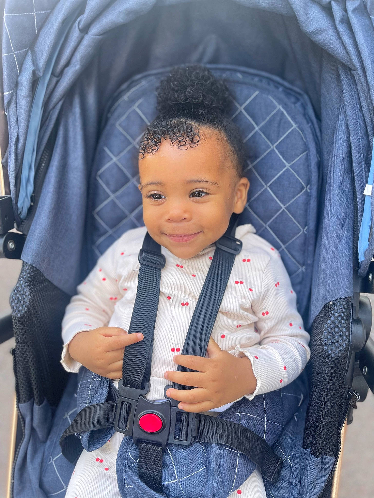 Eva a rejoint le concours — aidez-le/la à gagner de superbes lots ! auto_part, baby_carriage, baby_products, bag, chair, child, comfort, cool, electric_blue, eye, formal_wear, hairstyle, happy, joy, person, product, sitting, sleeve, smile, textile