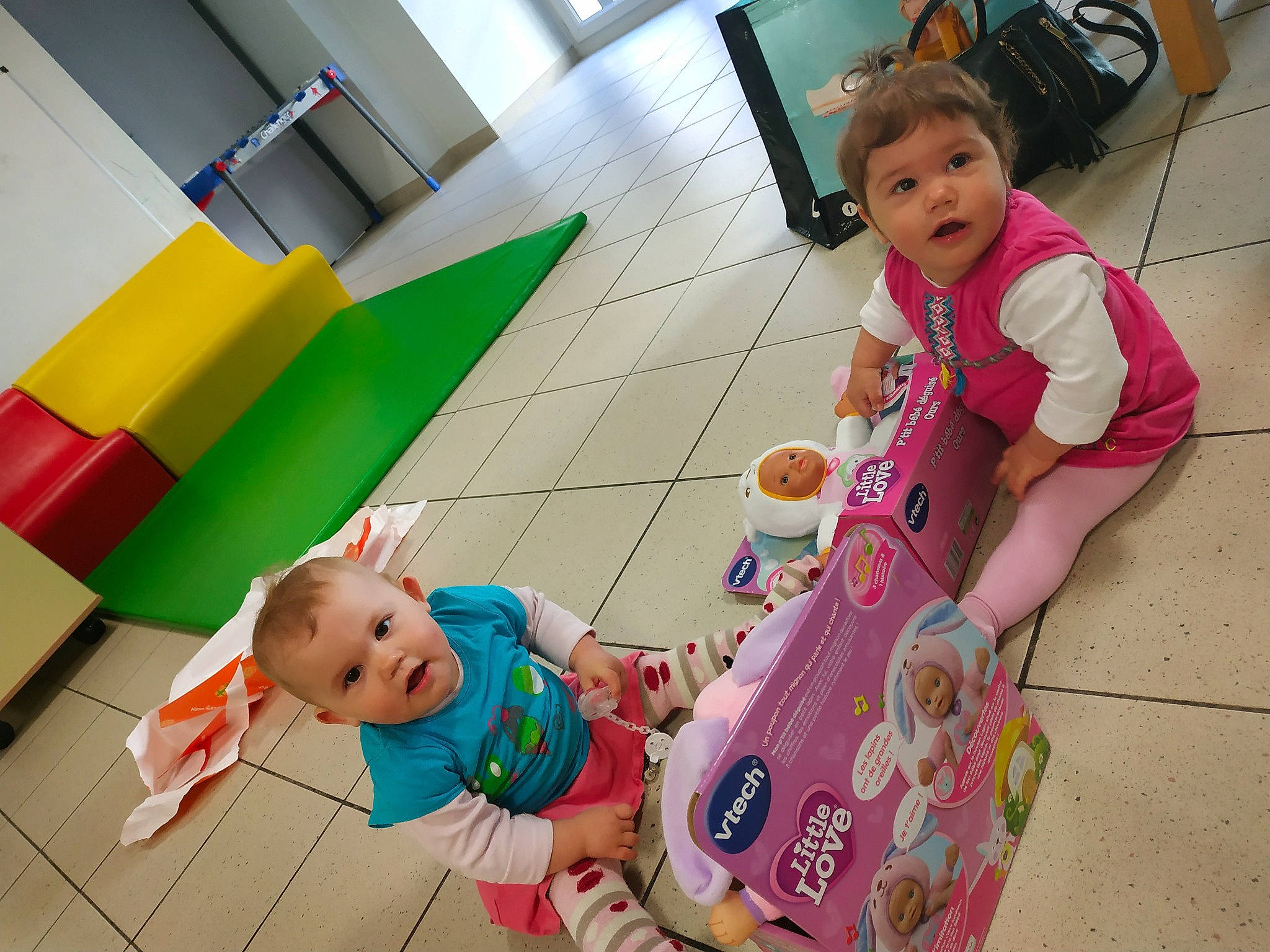 Lesly Et Lena participe au concours pour gagner de l'argent avec cette photo : baby, child, fun, kindergarten, person, play, smile, toddler, vacation