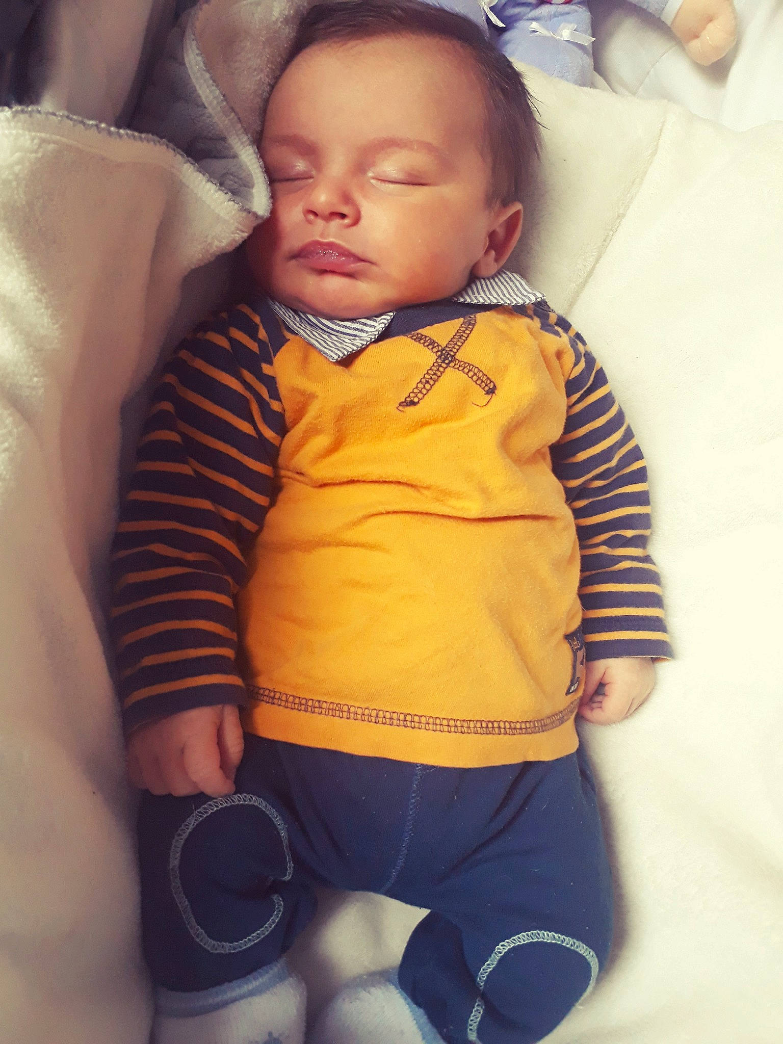 Luciano a rejoint le concours — aidez-le/la à gagner de superbes lots ! baby, baby_products, baby_toddler_clothing, cheek, child, eye, face, head, outerwear, person, product, skin, smile, toddler, yellow