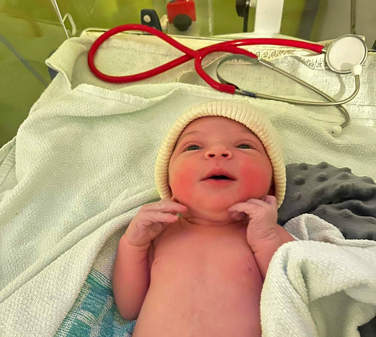 Alba participe au concours pour gagner de l'argent avec cette photo : baby, baby_sleeping, baby_toddler_clothing, bed, cheek, child, comfort, eyebrow, eyelash, facial_expression, happy, headwear, linens, mouth, nose, person, room, skin, smile, textile