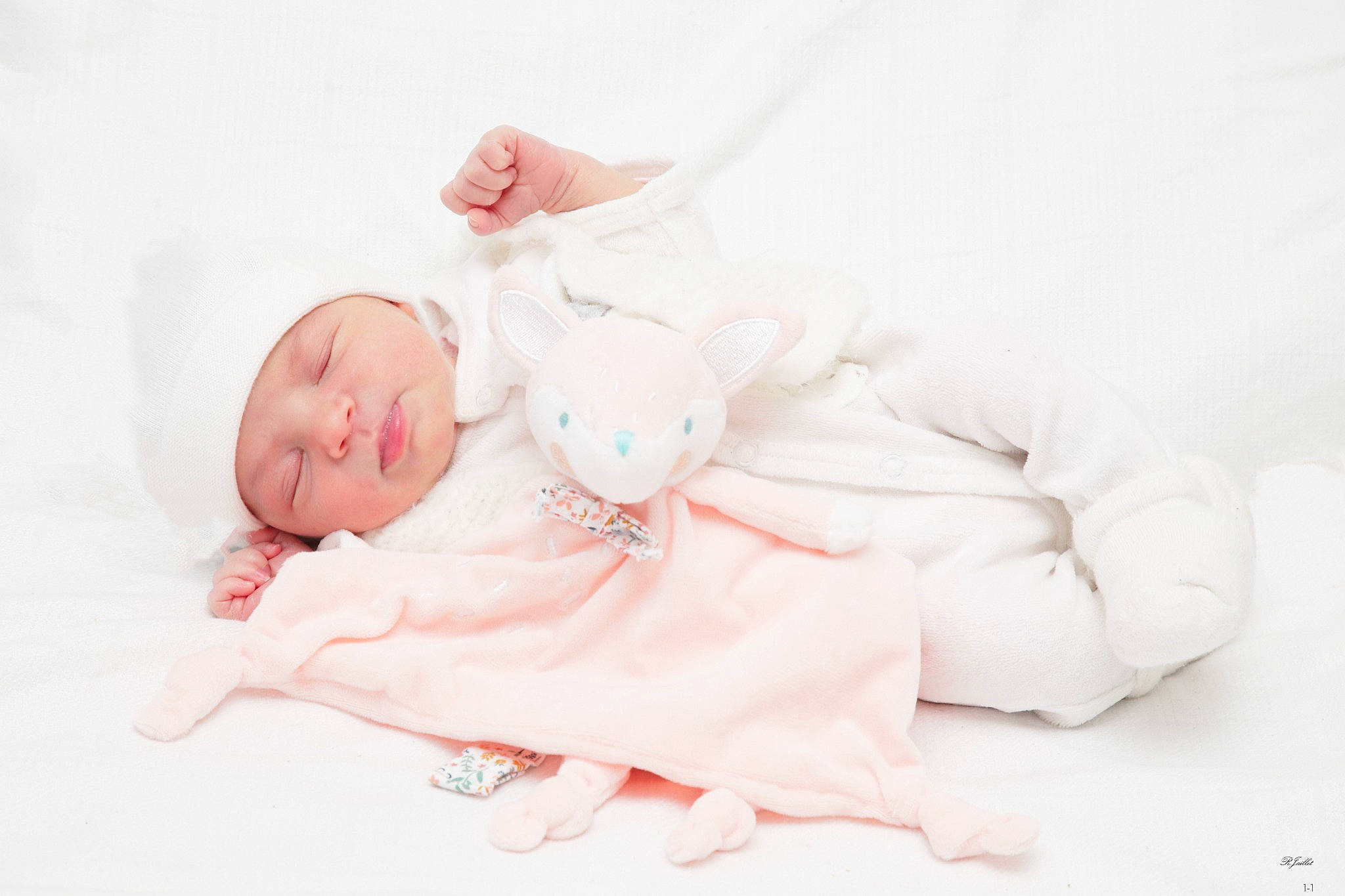 Alba a rejoint le concours — aidez-le/la à gagner de superbes lots ! baby, baby_toddler_clothing, child, comfort, dress, flash_photography, foot, headwear, human_leg, linens, pattern, peach, person, portrait_photography, sitting, skin, sleeve, teddy_bear, toddler