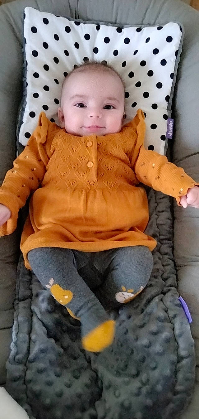 Alba participe au concours pour gagner de l'argent avec cette photo : arm, baby, baby_toddler_clothing, cheek, child, chin, facial_expression, hand, happy, leg, lip, nose, person, pink, skin, sleeve, smile, textile, toddler, white