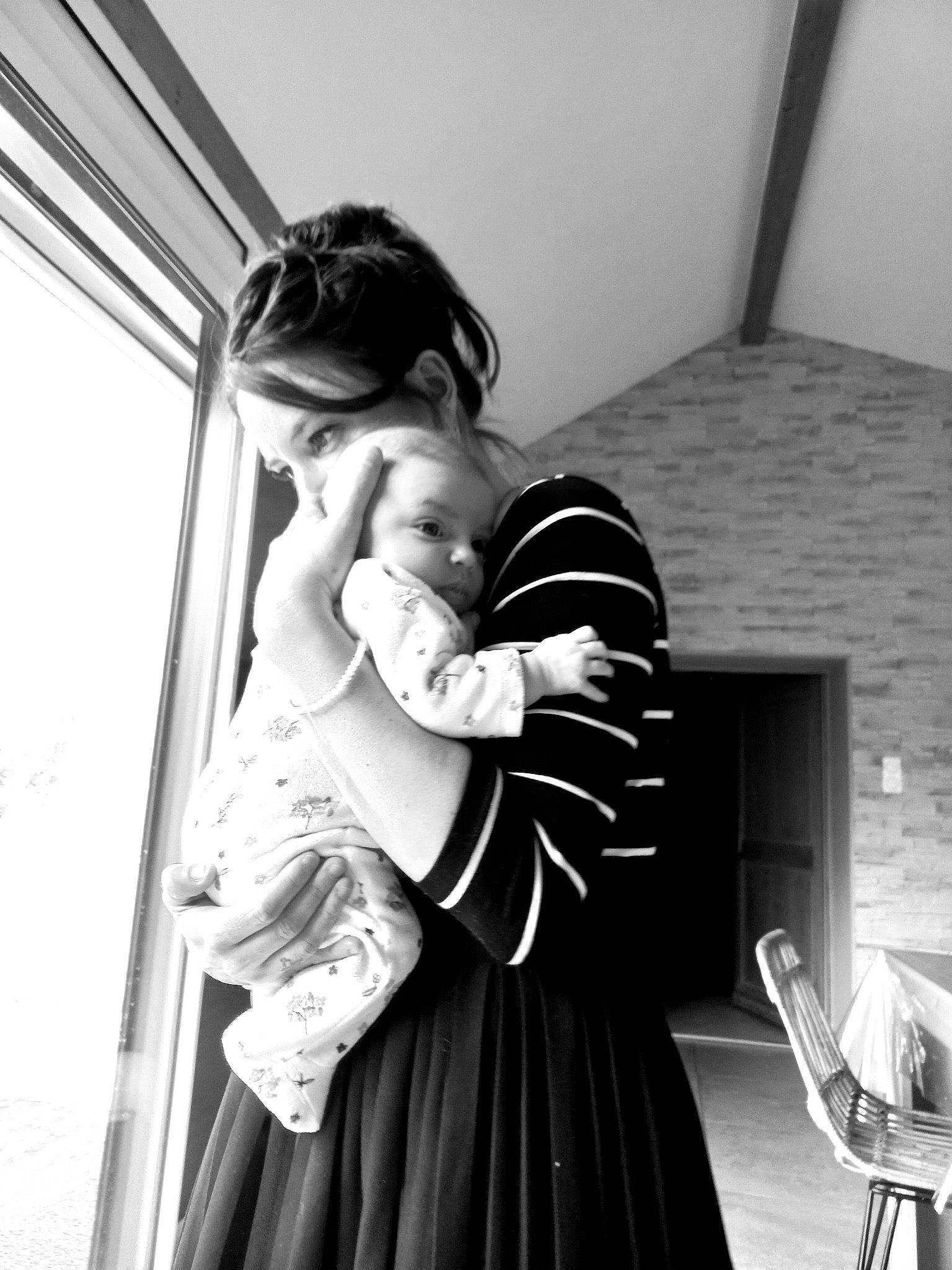 Alba a rejoint le concours — aidez-le/la à gagner de superbes lots ! baby, black, black_and_white, chair, child, elbow, event, flash_photography, gesture, happy, human_leg, joint, monochrome, monochrome_photography, person, shoulder, sitting, standing, style, toddler