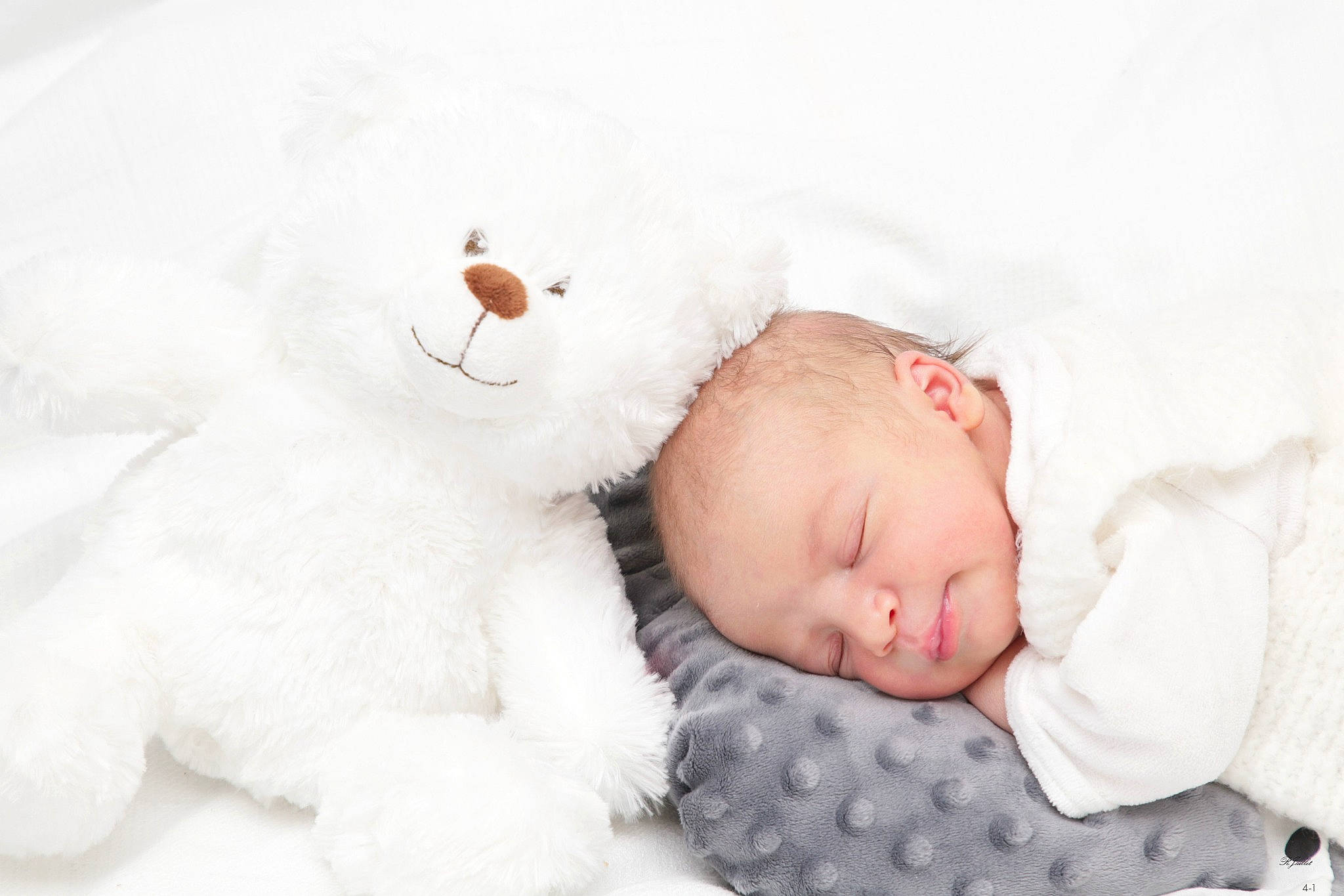 Alba participe au concours pour gagner de l'argent avec cette photo : baby, baby_sleeping, baby_toddler_clothing, bedding, bedtime, child, comfort, fur, linens, pattern, person, portrait_photography, room, skin, sleeve, stuffed_toy, teddy_bear, toddler, toy