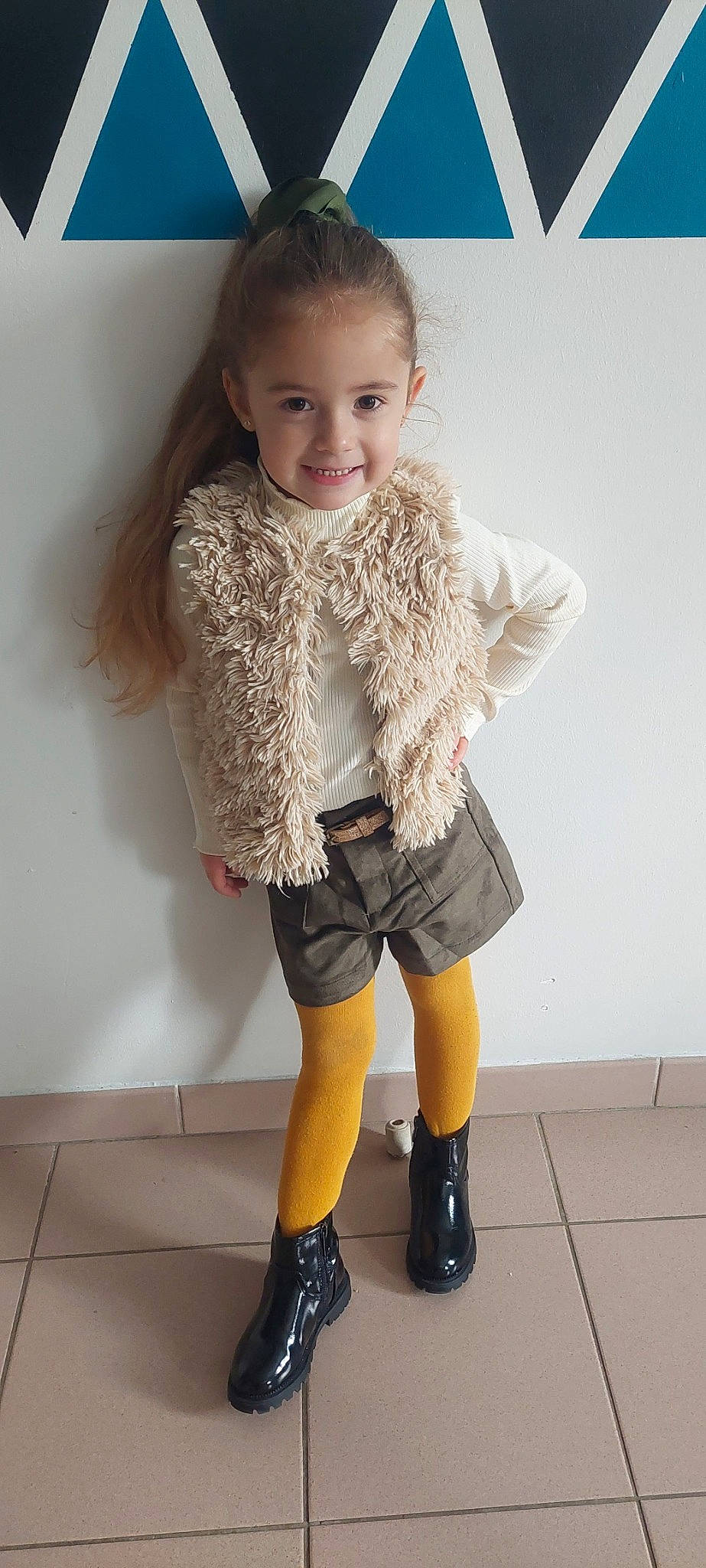 Elyne a rejoint le concours — aidez-le/la à gagner de superbes lots ! arm, eye, flash_photography, footwear, hair, happy, head, human_body, joint, joy, knee, leg, person, shoe, shorts, shoulder, skin, sleeve, smile, thigh