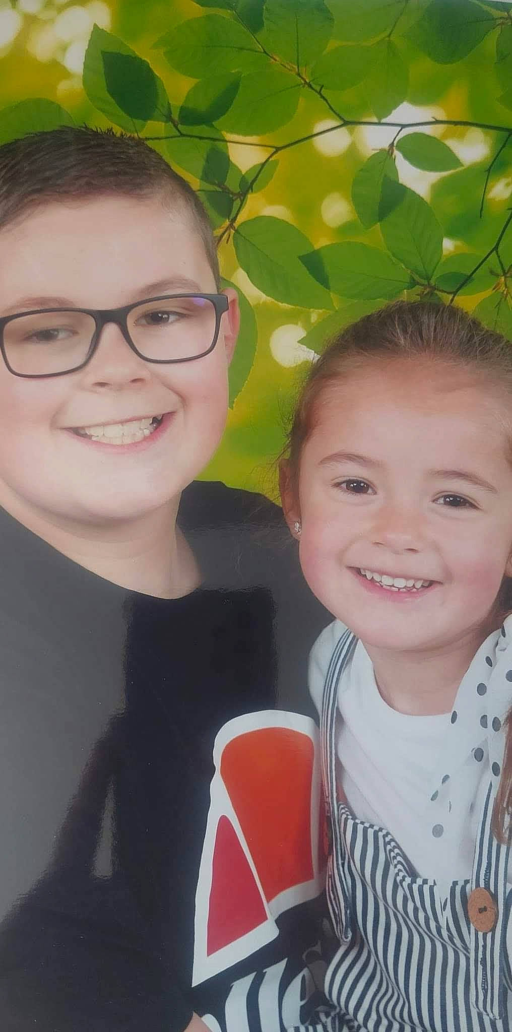 Elyne a rejoint le concours — aidez-le/la à gagner de superbes lots ! cheek, chin, cool, eye, eyebrow, face, facial_expression, fun, glasses, green, hairstyle, happy, iris, joy, lip, nose, person, plant, skin, smile