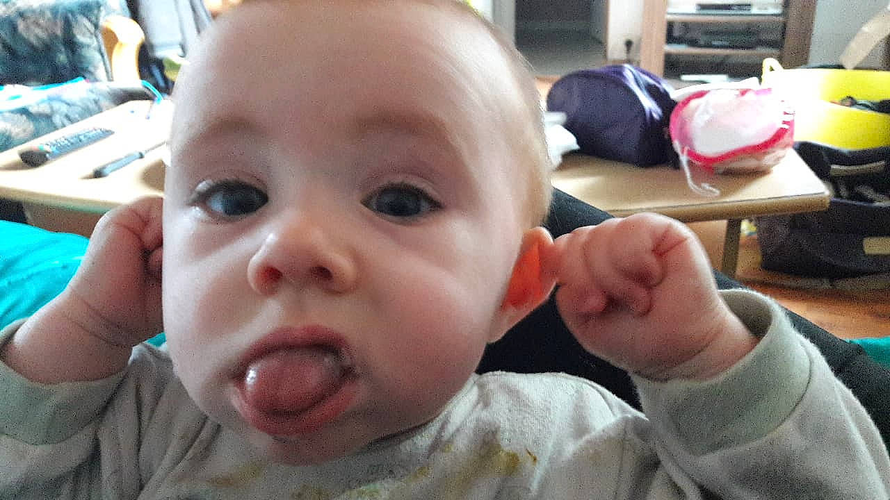 Eva participe au concours pour gagner de l'argent avec cette photo : boy, cheek, child, chin, ear, eye, eyebrow, face, finger, forehead, hand, head, infant, lip, mouth, nose, person, product, skin, toddler