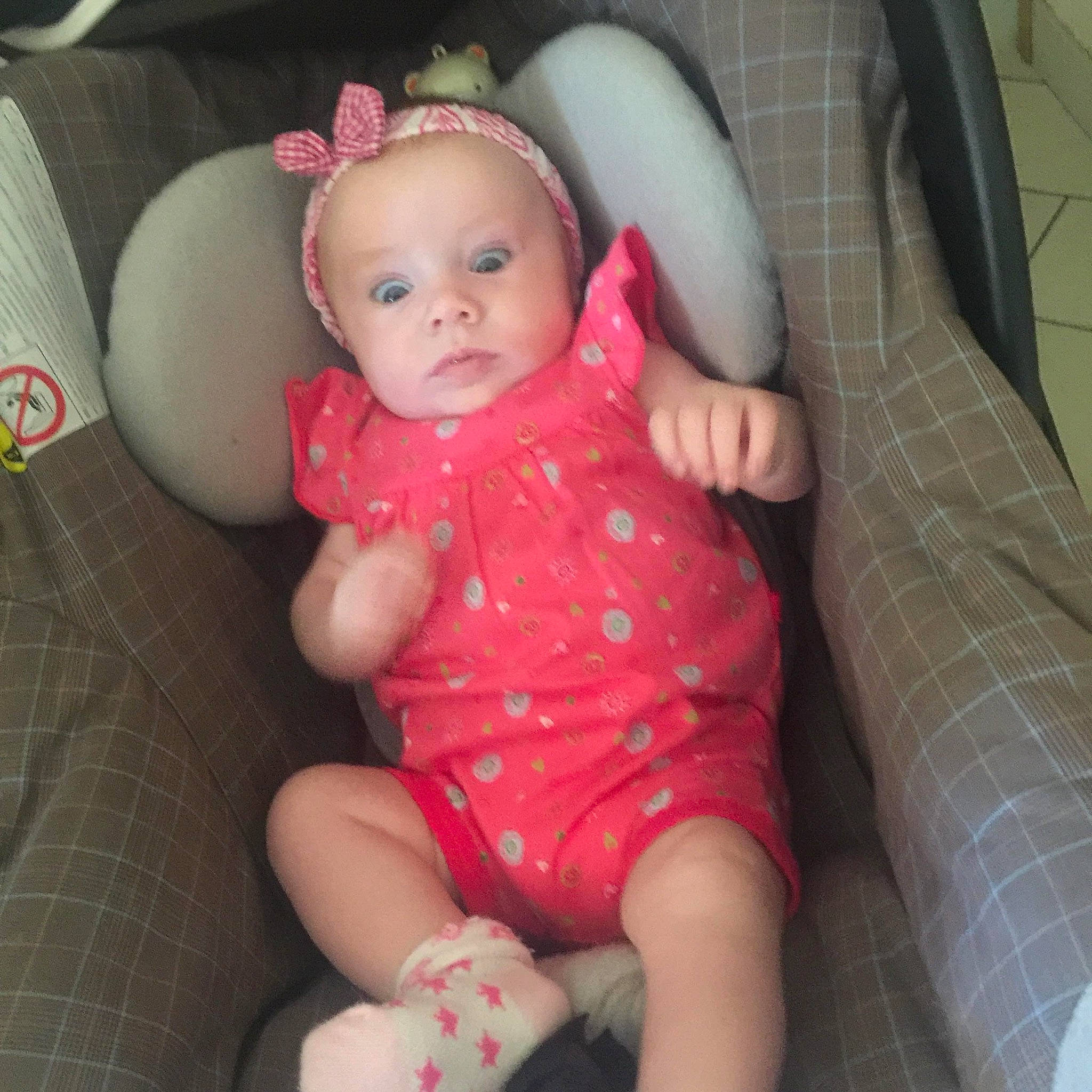 Eva participe au concours pour gagner de l'argent avec cette photo : baby_products, cheek, child, day, finger, girl, hand, head, human_hair_color, infant, iris, lap, leg, mouth, person, pink, product, sitting, skin, smile