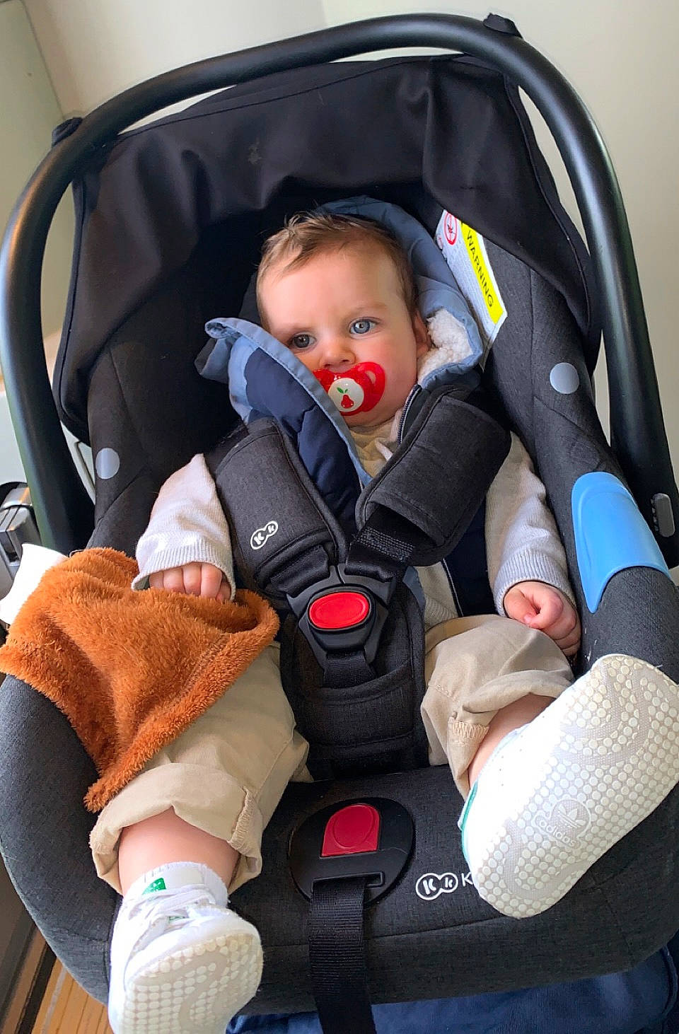 Ezechyel participe au concours pour gagner de l'argent avec cette photo : auto_part, baby, baby_carriage, baby_in_car_seat, baby_products, baby_safety, baby_toddler_clothing, bag, car_seat, carmine, child, comfort, head_restraint, person, personal_protective_equipment, seat_belt, service, sitting, toddler, travel