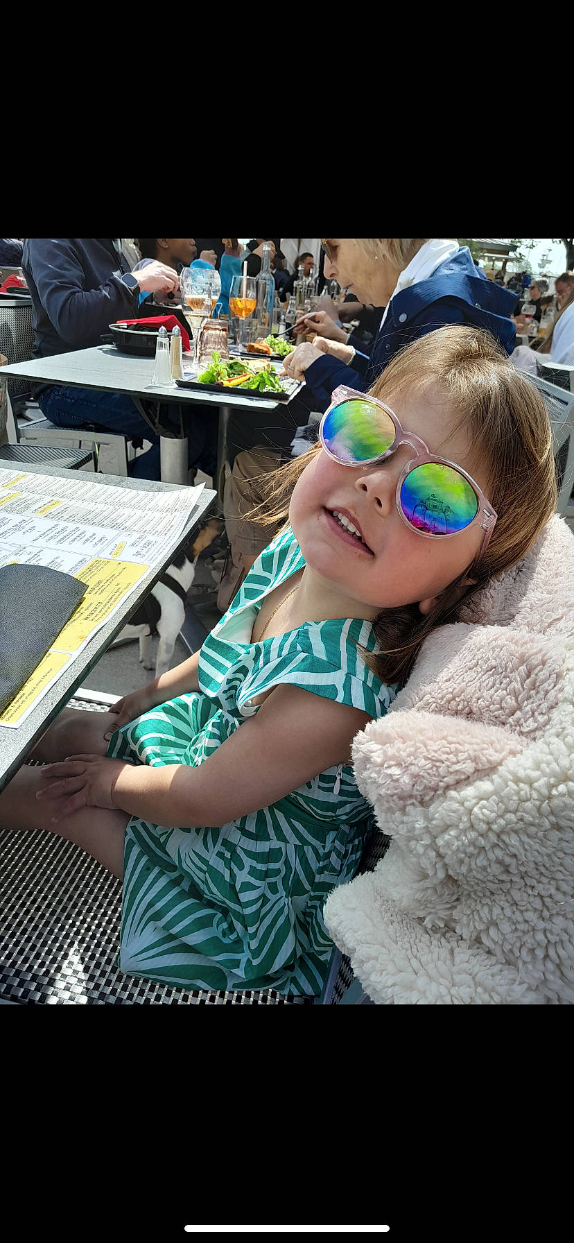 Fleur a rejoint le concours — aidez-le/la à gagner de superbes lots ! animation, baseball_cap, chair, child, costume, event, eyewear, fun, fur, goggles, happy, headwear, leisure, person, recreation, sitting, stuffed_toy, sunglasses, t_shirt, table