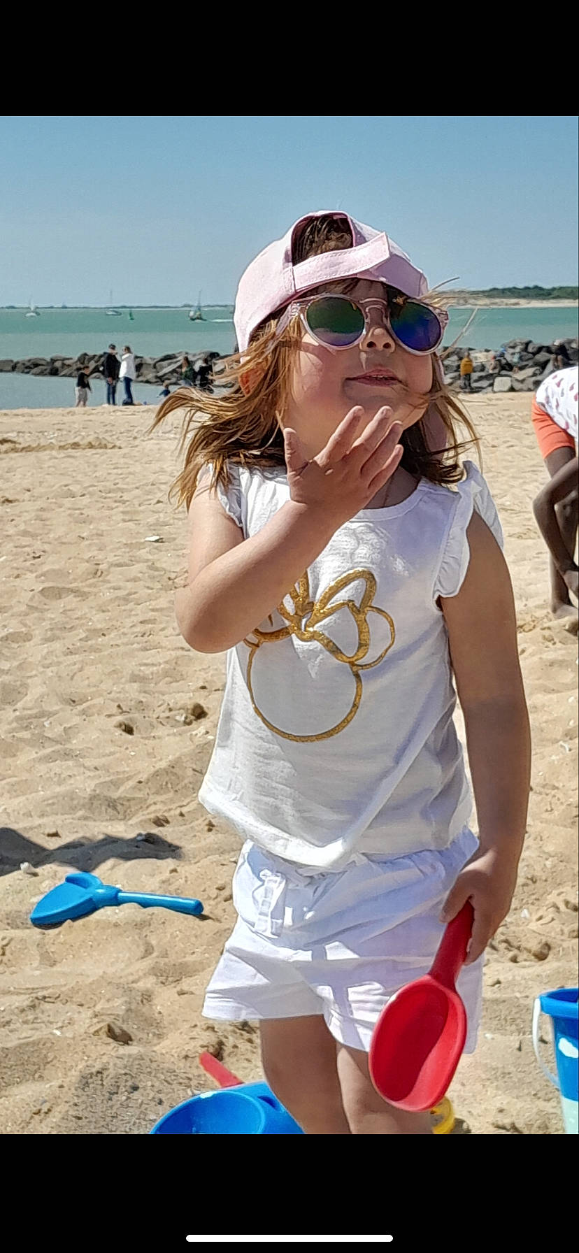 Fleur participe au concours pour gagner de l'argent avec cette photo : azure, beach, blue, eyewear, fun, gesture, glasses, goggles, hairstyle, happy, hat, light, people_on_beach, person, photograph, shorts, sky, sunglasses, vision_care, water