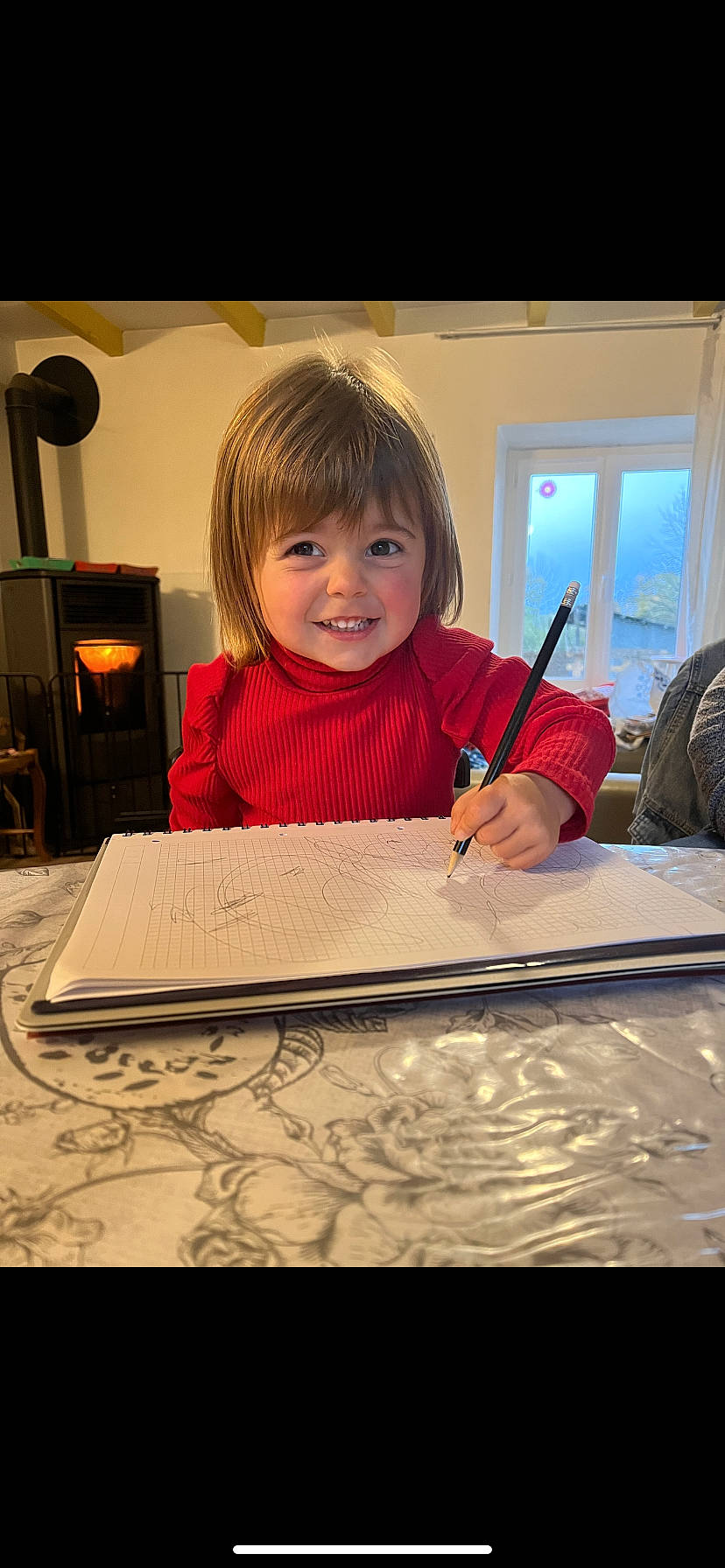 Fleur participe au concours pour gagner de l'argent avec cette photo : art, child, desk, event, fun, hairstyle, homework, joy, lighting, office_instrument, office_supplies, person, room, sitting, smile, table, toddler, window, wood, writing