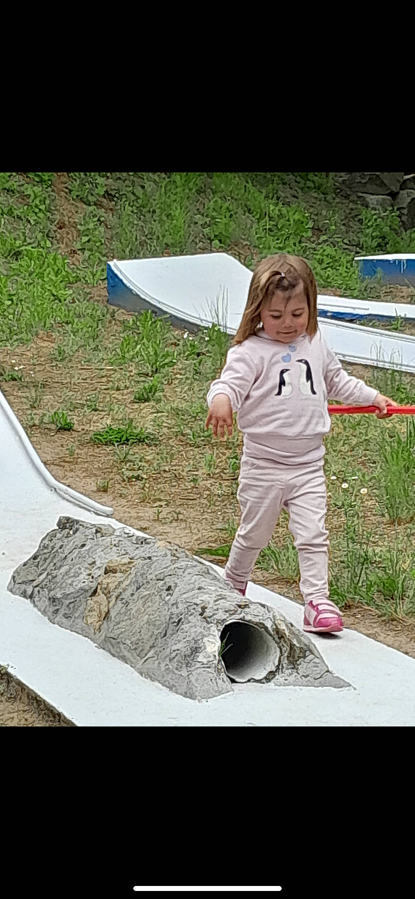 Fleur a rejoint le concours — aidez-le/la à gagner de superbes lots ! asphalt, child, concrete, fashion_accessory, fun, grass, leisure, people_in_nature, person, plant, play, recreation, sitting, soil, toddler