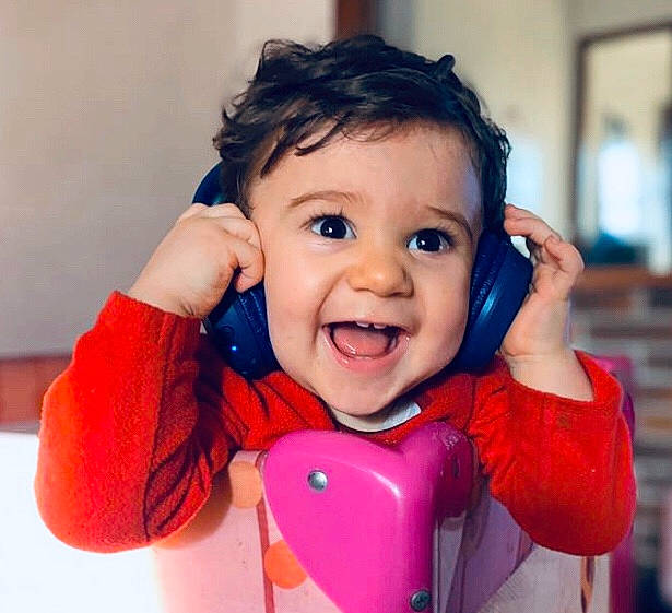 Luís participe au concours pour gagner de l'argent avec cette photo : baby, cheek, child, cool, ear, face, facial_expression, finger, fun, hand, happy, head, laugh, lip, mouth, nose, organ, person, play, smile