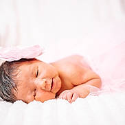 Cassandre a rejoint le concours — aidez-le/la à gagner de superbes lots ! newborn, baby, sleeping, flower, headband, pink, tutu, blanket, soft, cozy, portrait, infant, peaceful, cute, child, resting, closeup, skin, cute_baby, indoors