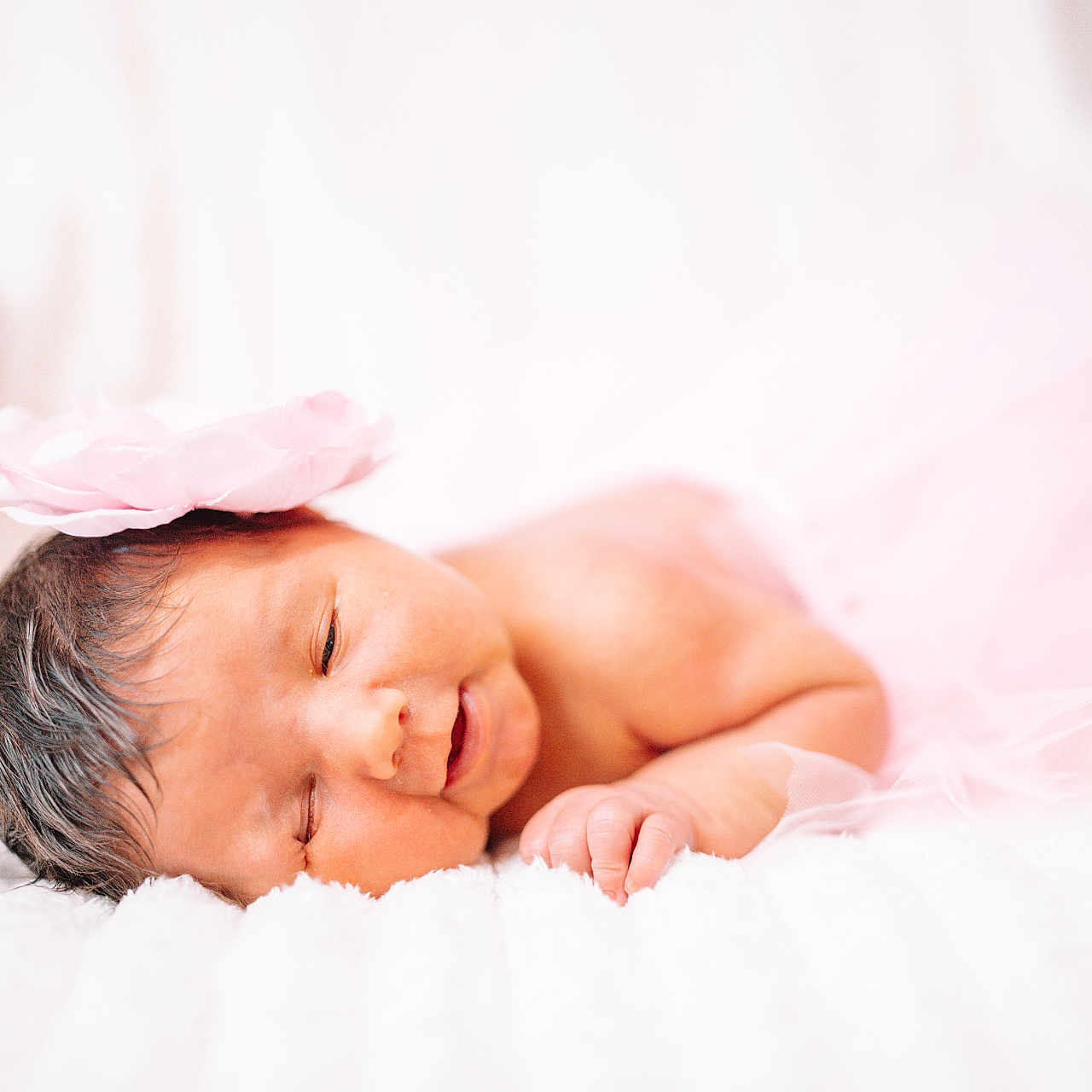 Cassandre a rejoint le concours — aidez-le/la à gagner de superbes lots ! baby, blanket, child, closeup, cozy, cute, cute_baby, flower, headband, indoors, infant, newborn, peaceful, pink, portrait, resting, skin, sleeping, soft, tutu