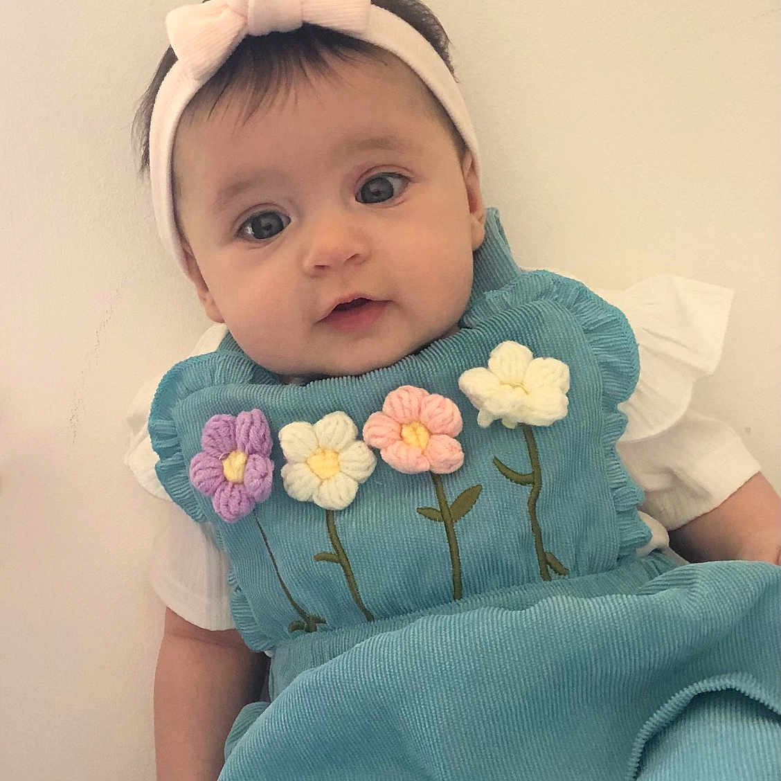 Aya a rejoint le concours — aidez-le/la à gagner de superbes lots ! baby, blanket, cap, clothing, costume, cushion, dress, face, flower, hat, head, homedecor, newborn, pants, person, photography, plant, portrait, sitting, t_shirt