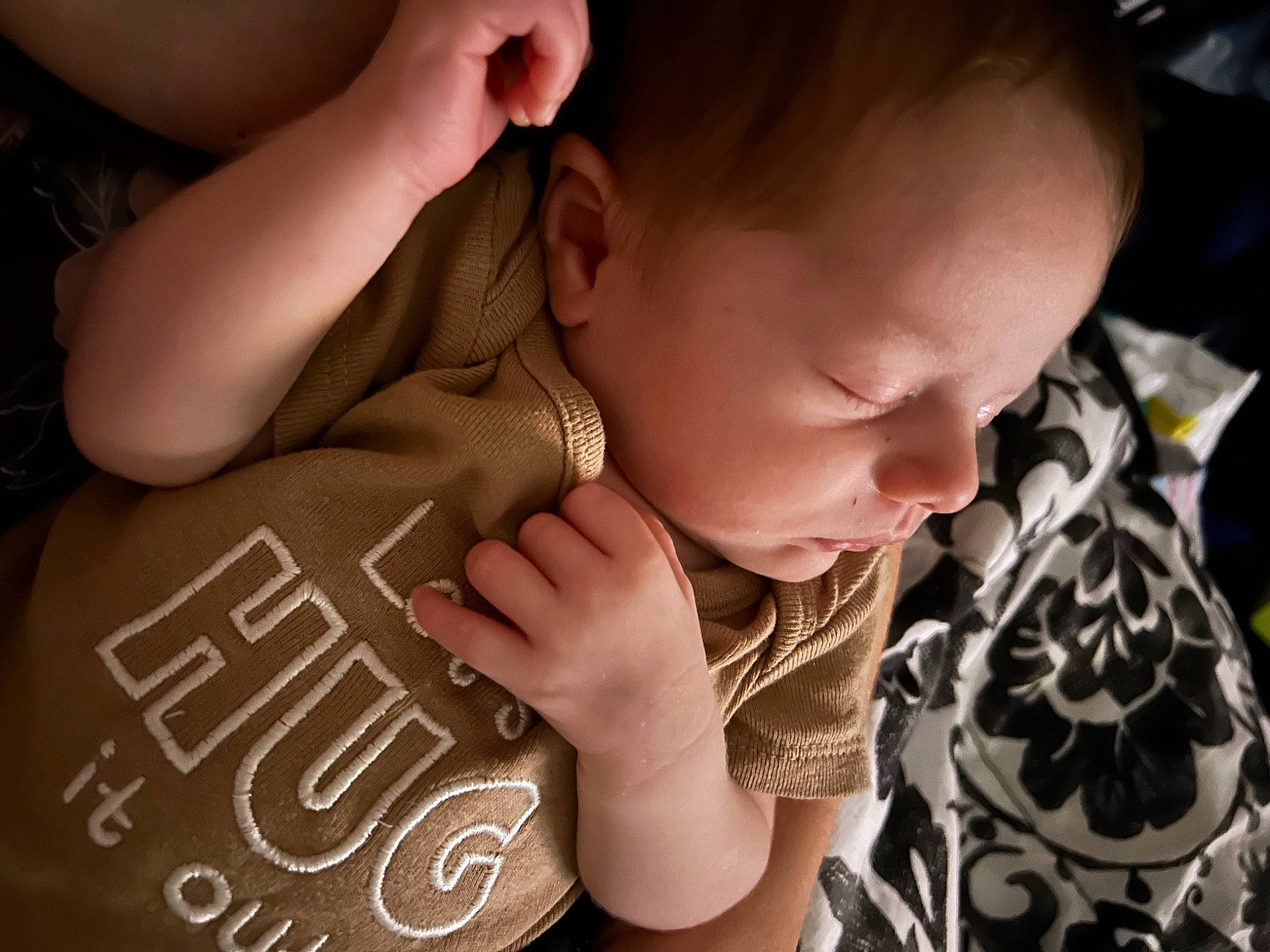 Enzo is registered to the contest to win money with this photo: baby, baby_toddler_clothing, beauty, child, comfort, finger, gesture, hand, happy, human, human_body, mammal, nail, people, person, product, skin, sleeve, toddler, tree