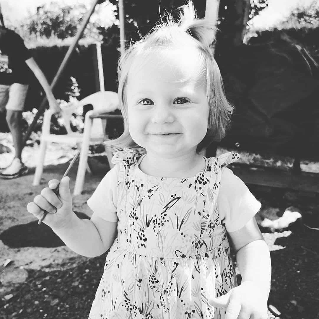 Lelia participe au concours pour gagner de l'argent avec cette photo : black_and_white, child, family, fun, happy, joy, monochrome, monochrome_photography, people, person, photograph, photography, play, portrait, recreation, smile, snapshot, style, toddler, vintage_clothing