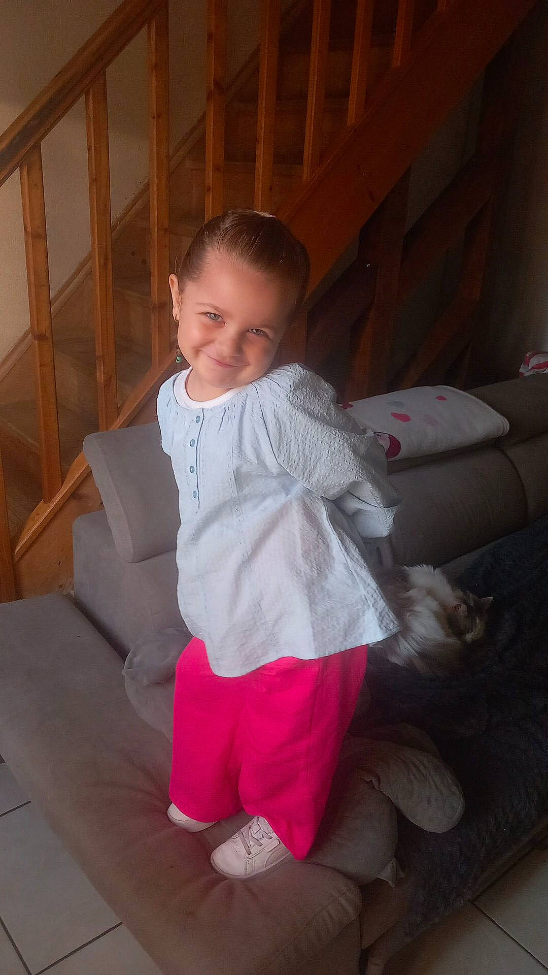 Mya a rejoint le concours — aidez-le/la à gagner de superbes lots ! baby_toddler_clothing, child, comfort, couch, face, flooring, foot, fun, happy, hardwood, human_leg, joy, knee, leg, person, room, sitting, sleeve, smile, sock