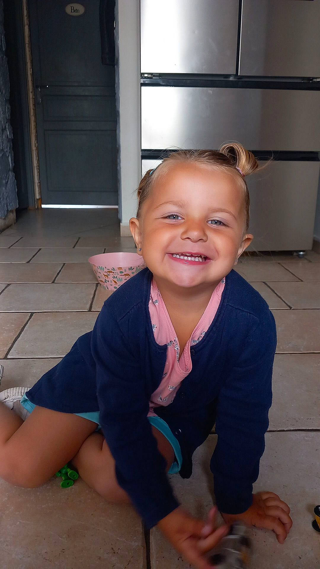 Mya a rejoint le concours — aidez-le/la à gagner de superbes lots ! baby_toddler_clothing, cheek, chin, eye, finger, flash_photography, floor, flooring, hair, happy, head, human_body, joint, joy, mouth, person, shoulder, skin, smile, standing