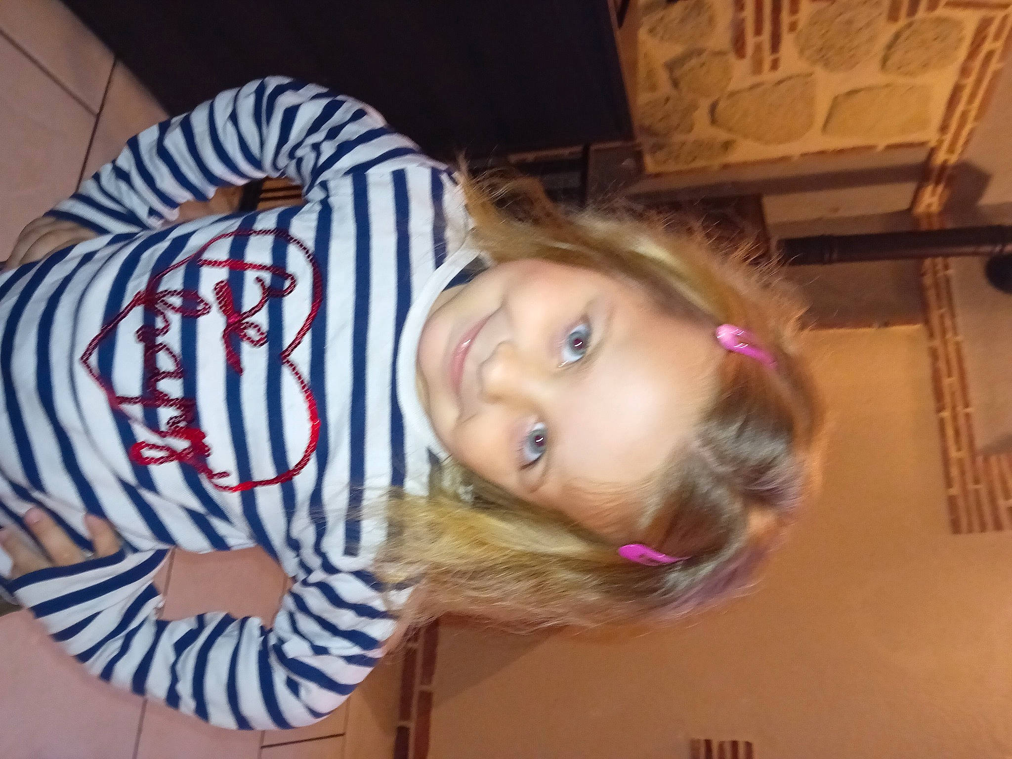 Mya a rejoint le concours — aidez-le/la à gagner de superbes lots ! cheek, child, electric_blue, eyelash, fun, hair, head, iris, joy, magenta, nose, organ, pattern, person, throat, toddler, wood