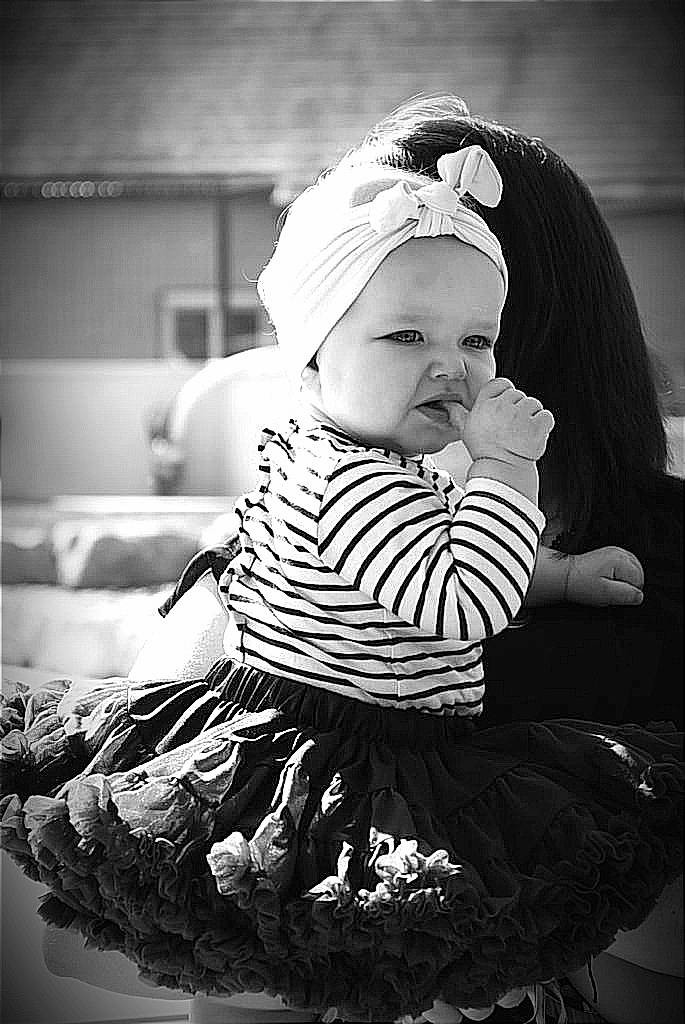 Victoria a rejoint le concours — aidez-le/la à gagner de superbes lots ! baby, baby_toddler_clothing, black, black_and_white, child, day_dress, embellishment, eye, fashion_accessory, flash_photography, happy, headband, headwear, monochrome, monochrome_photography, pattern, person, sitting, sleeve, stock_photography