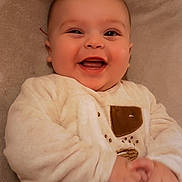 Maël participe au concours pour gagner de l'argent avec cette photo : baby, smiling, happy, infant, cute, hand, clothing, face, child, portrait, cozy, indoor, person, soft, warm, laughing, cute_outfit, closeup, human, expression