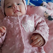 Taline participe au concours pour gagner de l'argent avec cette photo : baby, infant, child, headband, bow, pink_clothing, blanket, pajamas, soft_texture, hand, face, cheeks, eyes, smile, portrait, closeup, indoors, bed, cute, cozy