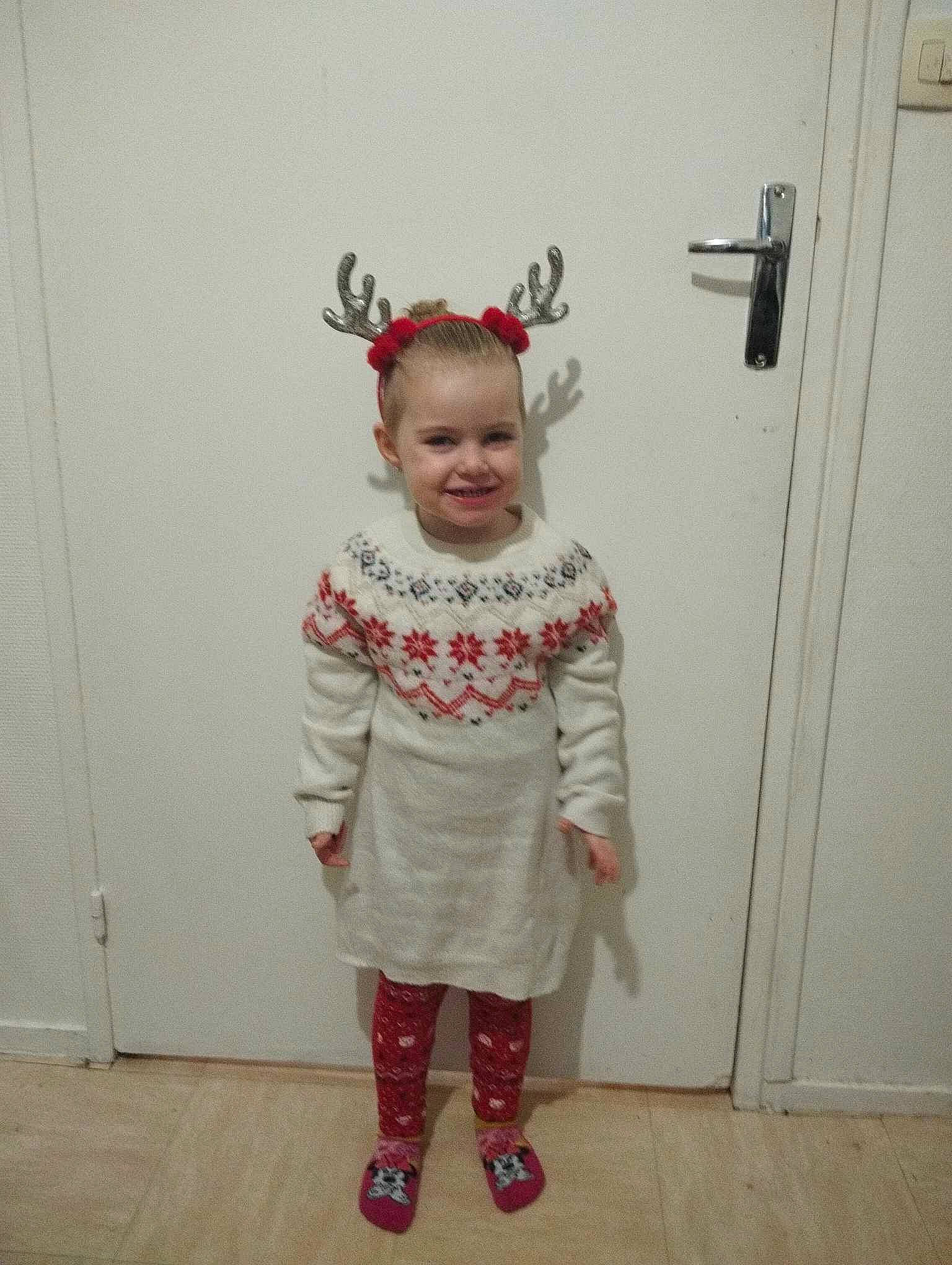 Louna a rejoint le concours — aidez-le/la à gagner de superbes lots ! baby_toddler_clothing, child, door, embellishment, event, eye, face, fashion_design, flooring, fun, hair, happy, head, headgear, joy, magenta, pattern, person, sleeve, smile