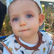 Hugo participe au concours pour gagner de l'argent avec cette photo : toddler, child, blue_eyes, cap, backwards_cap, dinosaur_bib, cute, outdoor, portrait, baby, face, expression, soft_lighting, summer, casual_clothing, nature_background, closeup, young_child, infant, happy