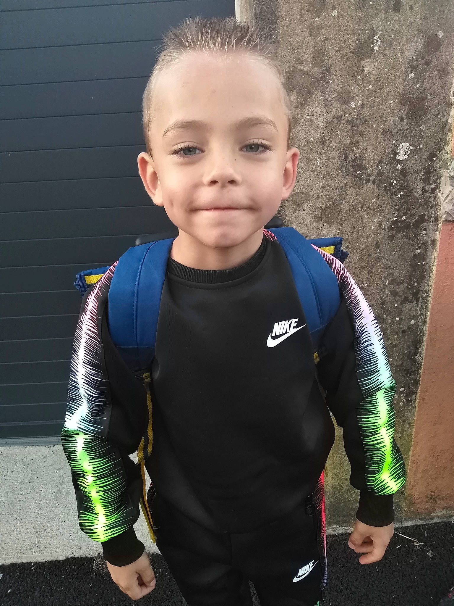Noah a rejoint le concours — aidez-le/la à gagner de superbes lots ! arm, child, jacket, joy, outerwear, person, personal_protective_equipment, sleeve, smile, sportswear, t_shirt, toddler, top, wetsuit