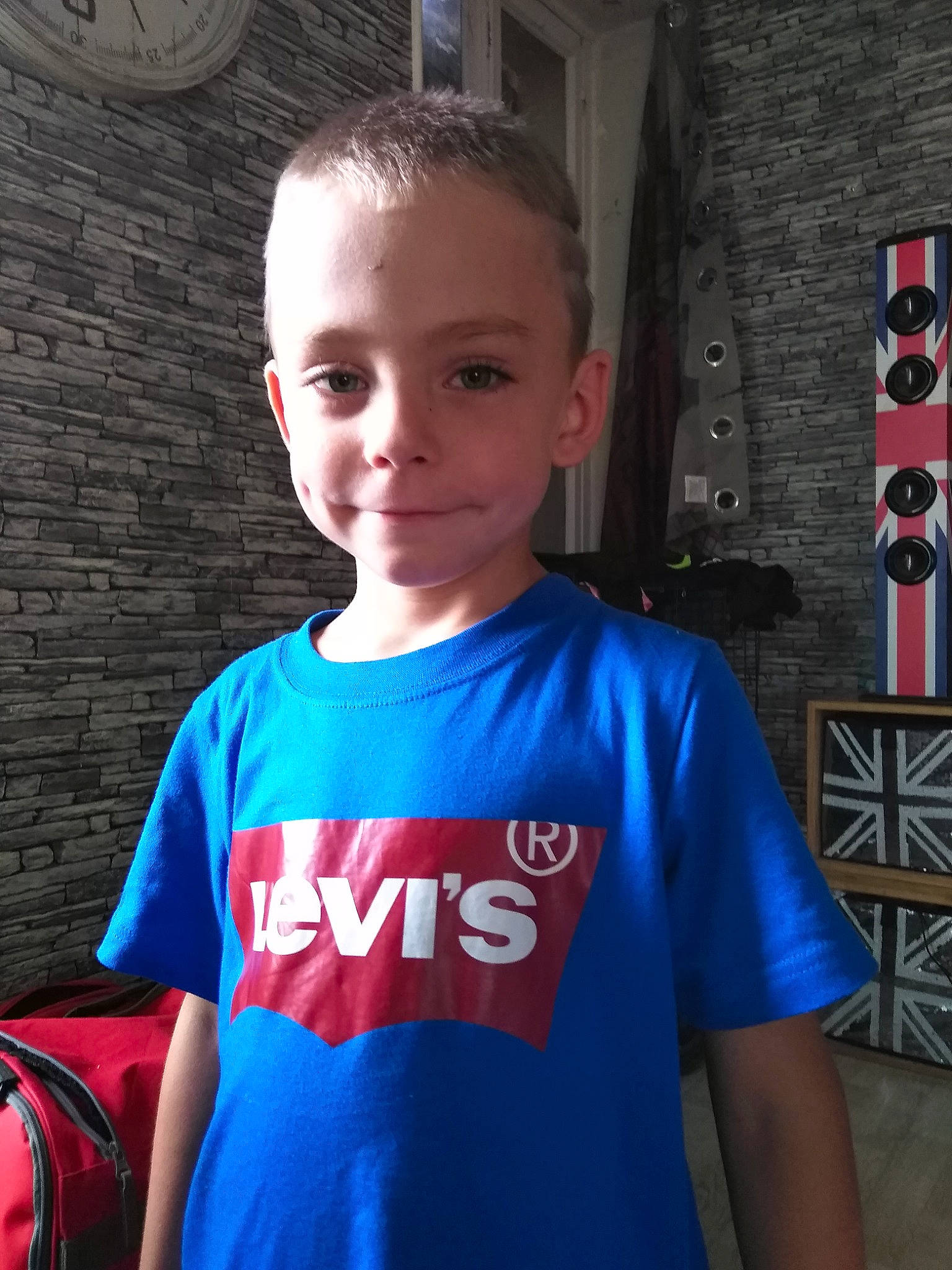 Noah a rejoint le concours — aidez-le/la à gagner de superbes lots ! blue, cheek, child, chin, cool, electric_blue, neck, person, shoulder, sleeve, smile, t_shirt, toddler, top