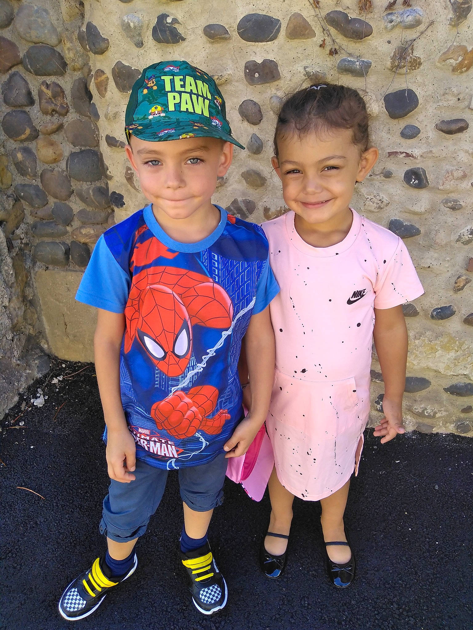 Noah participe au concours pour gagner de l'argent avec cette photo : cap, child, fun, happy, headwear, joy, people, person, play, sibling, smile, t_shirt, toddler, vacation