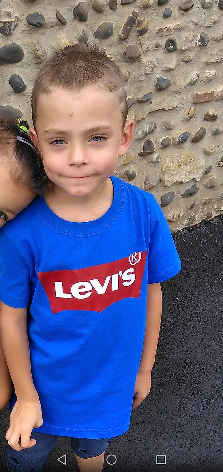 Noah a rejoint le concours — aidez-le/la à gagner de superbes lots ! blue, child, child_model, electric_blue, face, joy, person, play, sleeve, smile, t_shirt, toddler, top, vacation