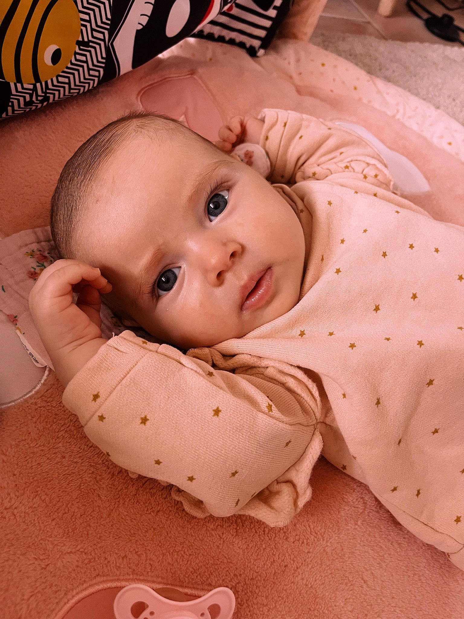 Alba participe au concours pour gagner de l'argent avec cette photo : baby, baby_toddler_clothing, cheek, child, comfort, eyelash, facial_expression, happy, iris, linens, lip, nose, pattern, person, pink, red, skin, sleeve, smile, toddler