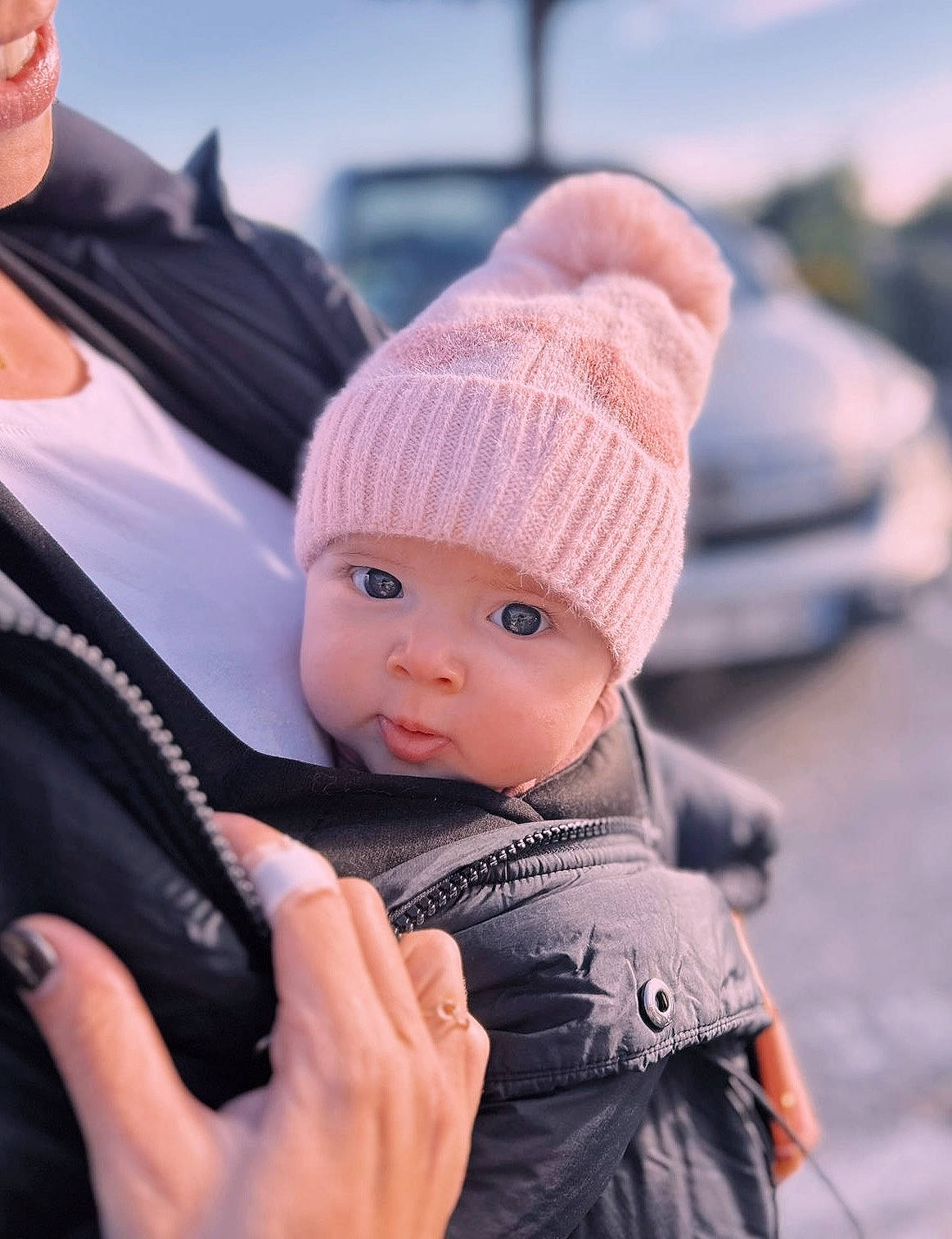 Alba a rejoint le concours — aidez-le/la à gagner de superbes lots ! baby, baby_carriage, baby_carrier, baby_products, beanie, cap, child, comfort, fashion_accessory, gesture, headwear, knit_cap, pattern, person, sitting, sleeve, thumb, toddler, vacation, winter