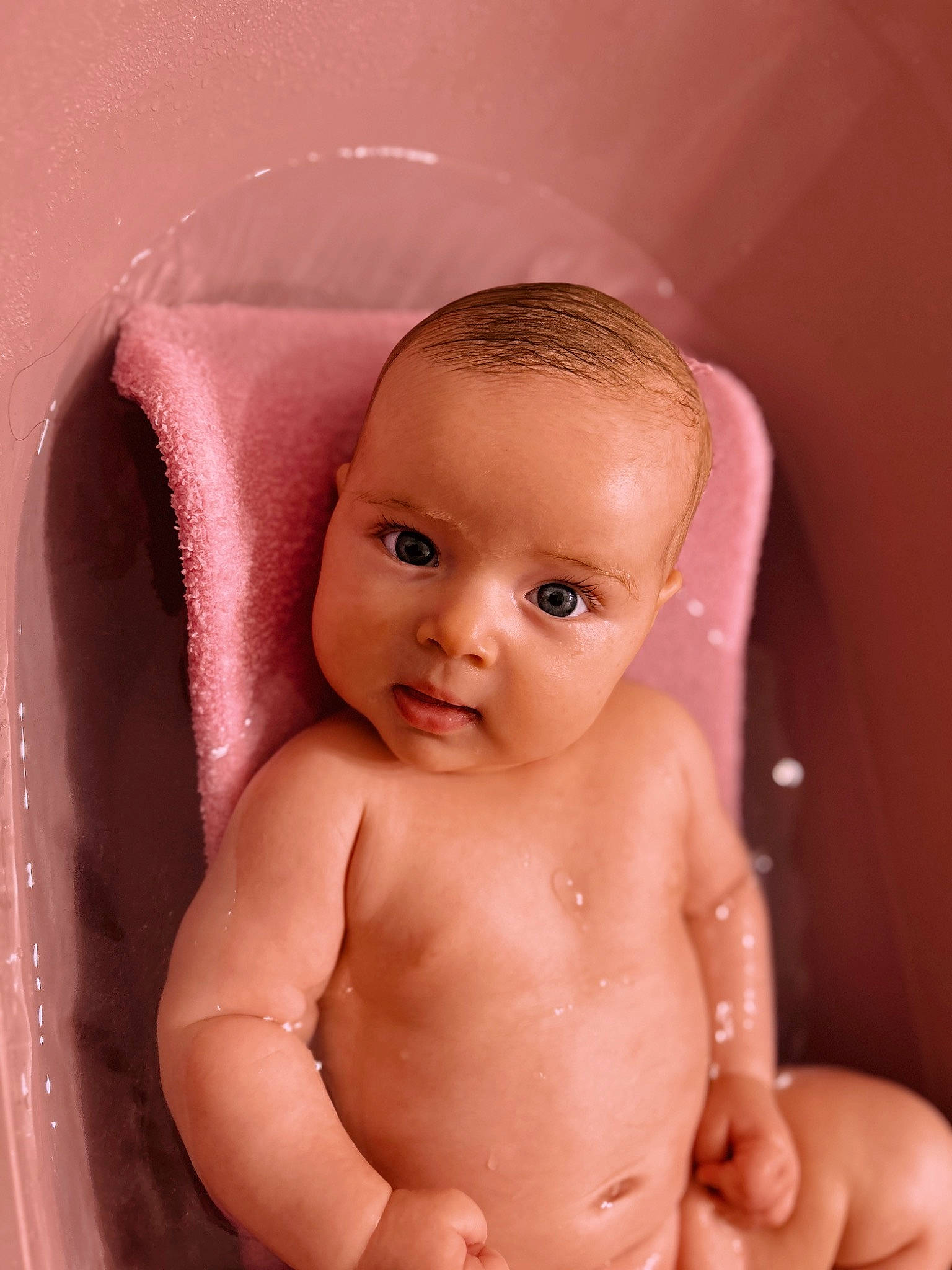 Alba participe au concours pour gagner de l'argent avec cette photo : baby, baby_bathing, cheek, chin, eye, eyebrow, eyelash, finger, hair, hand, head, human_body, iris, lip, mouth, neck, nose, person, pink, skin